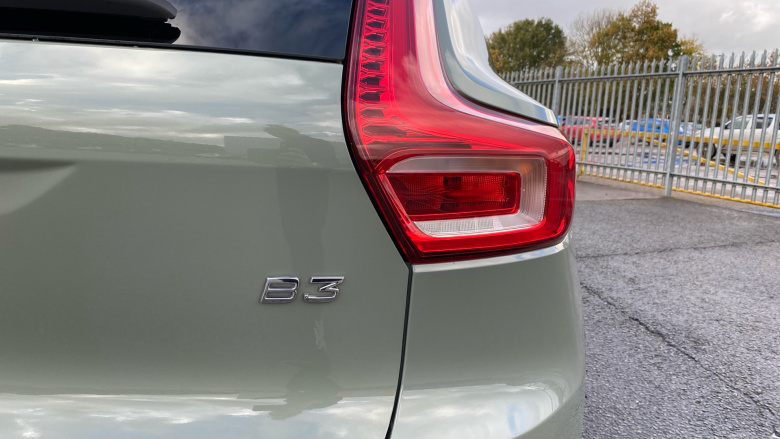 Volvo XC40 2.0 B3P Ultimate Dark 5dr Auto Petrol Estate